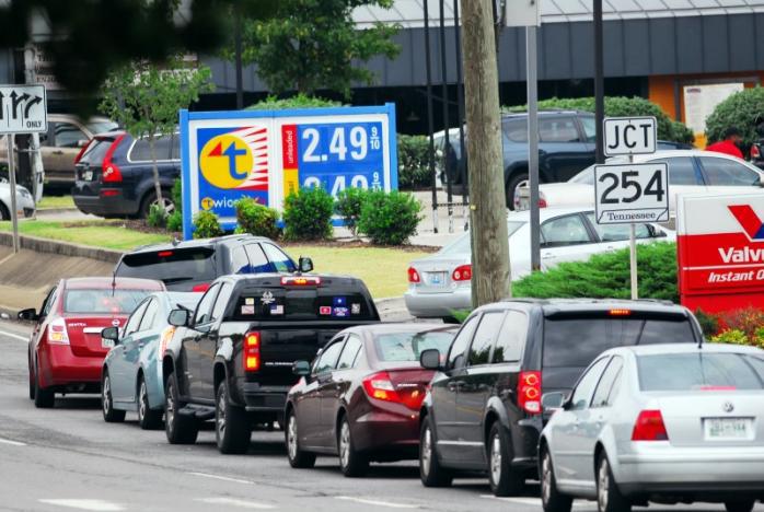 Vehicles wait in line for gas at a Twice Daily gas station on Franklin Road in Brentwood