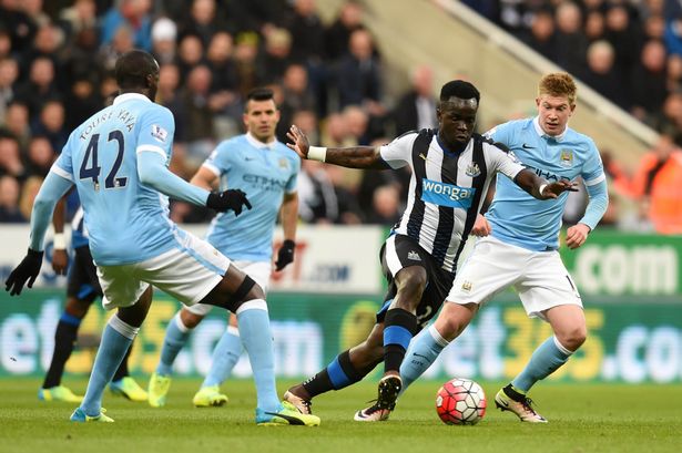 Cheik Ismael Tiote of Newcastle United goes past Yaya Toure and Kevin de Bruyne of Manchester City