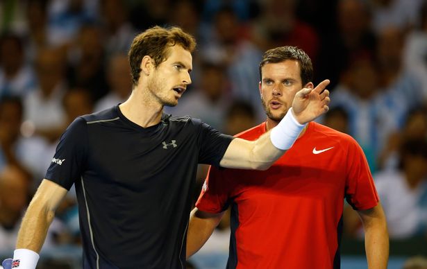 Great Britain's Andy Murray and captain Leon Smith