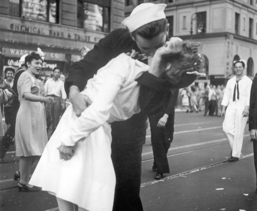 Woman kissed by sailor in iconic Second World War victory