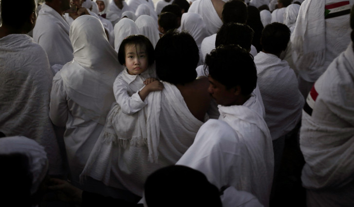 Muslims descend on Mecca for annual pilgrimage