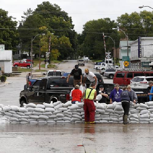 Flooding forces evacuations in northern Iowa's Greene