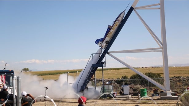 Daredevil successfully powers rocket over Snake River Canyon