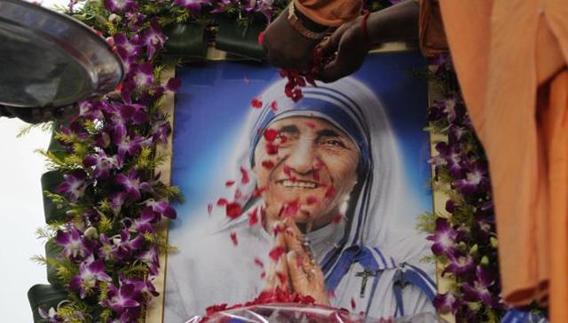 Hundreds of followers offered flowers to Saint Teresa outside Mother House in Kolkata