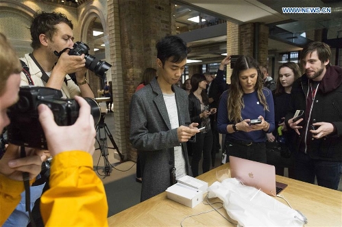 iPhone 7 draws big crowd to Newmarket Apple Store