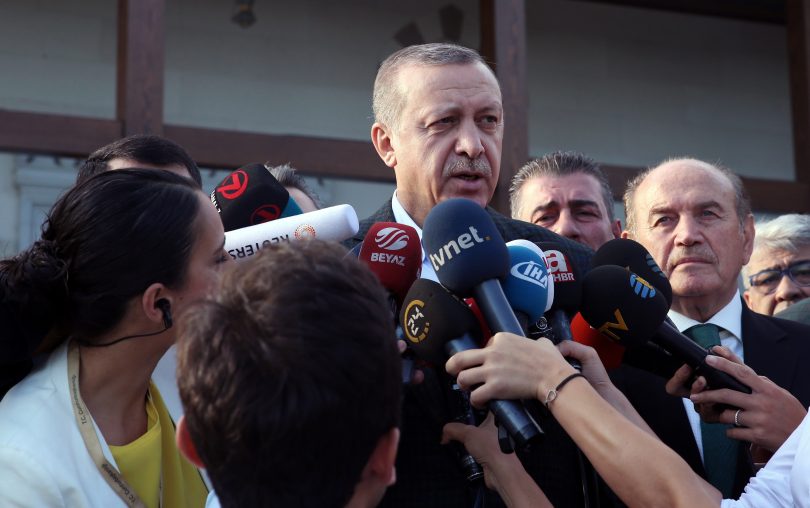 Turkey removes mayors from office and the President Erdogan briefs news about this and other news about aid at Syrian border