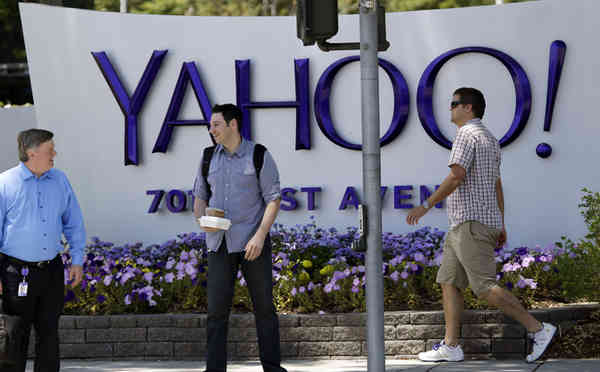 Yahoo is facing pointed questions about exactly when it knew about a cyber attack that exposed 500m users