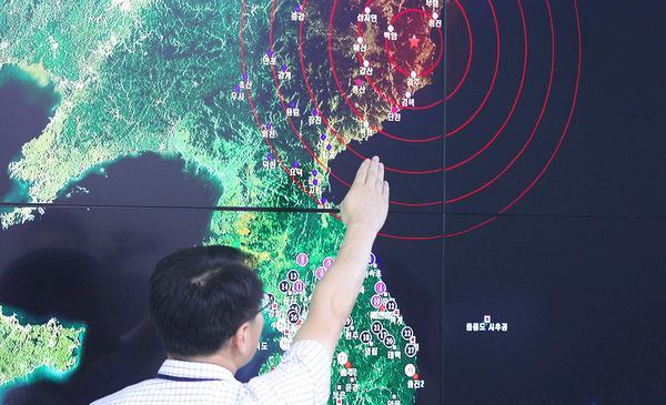 A South Korean official points to a map showing the epicenter seismic waves in North Korea at the Korea Meteorological Administration in Seoul