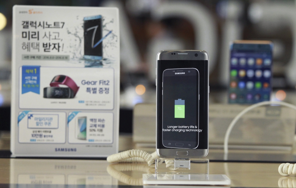 Samsung Electronics&apos Galaxy Note 7 smartphone is displayed at the headquarters of South Korean mobile carrier KT in Seoul South Korea. Samsung Electronics recommended South Korean customers to stop using the new Galaxy