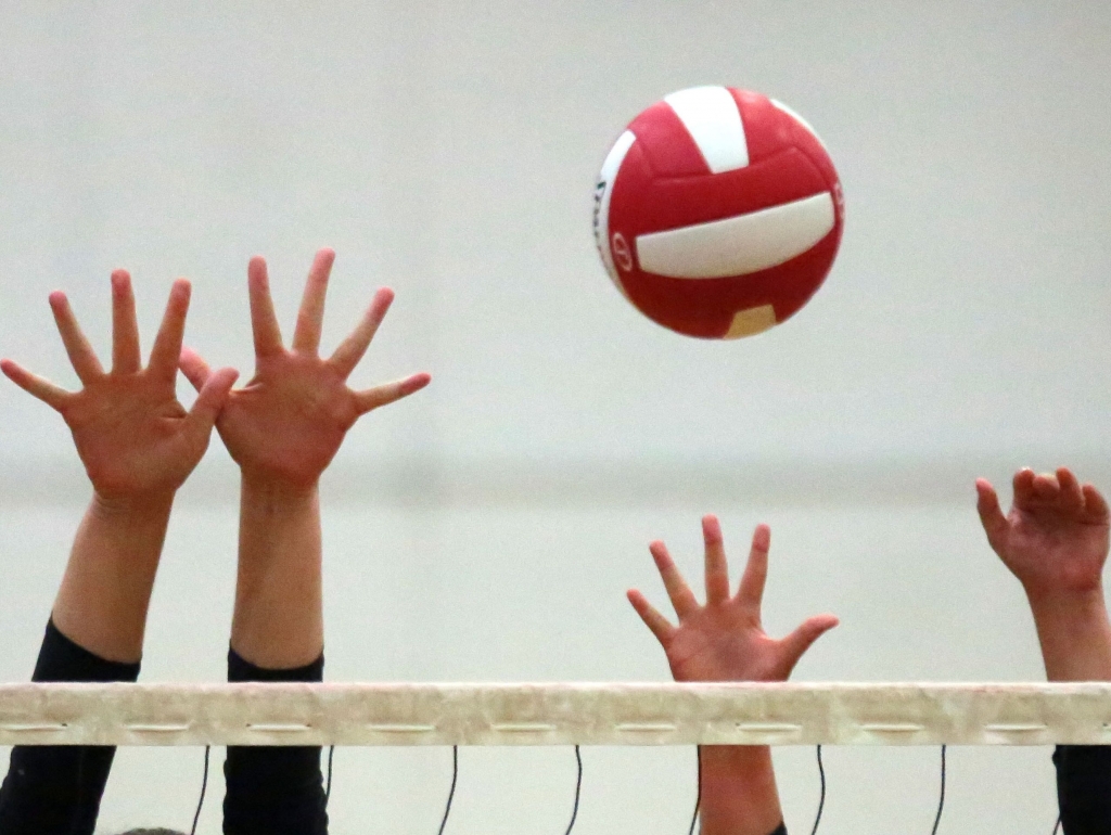 It was a busy night in desert volleyball Tuesday