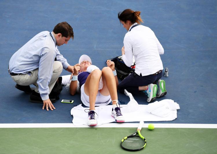 Johanna Konta is treated by trainers after collapsing during U.S. Open match vs. Tsvetana Pironkova