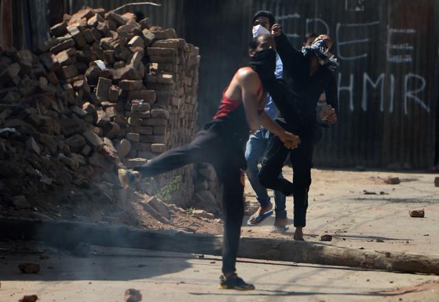 Kashmir unrest: ﻿﻿Curfew reimposed in many areas ahead of Friday congregations