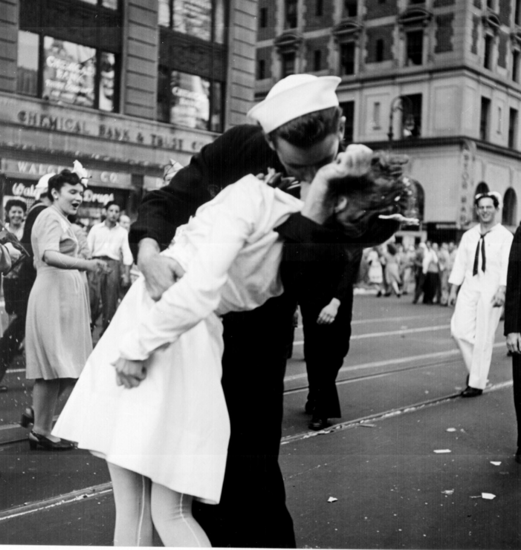 Kissing the war Good-Bye. Image source Wikimedia Commons