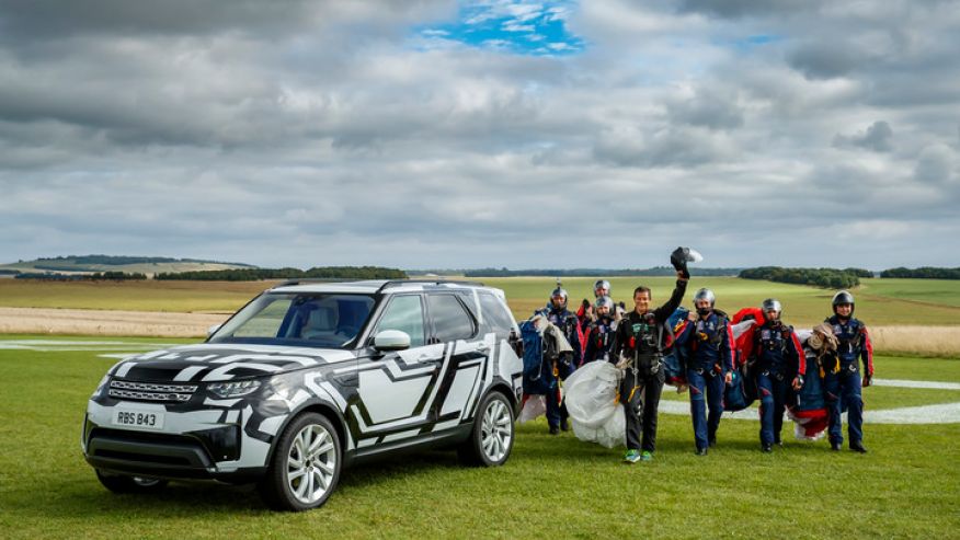 2017 Land Rover Discovery's seats can be controlled by an app - Video