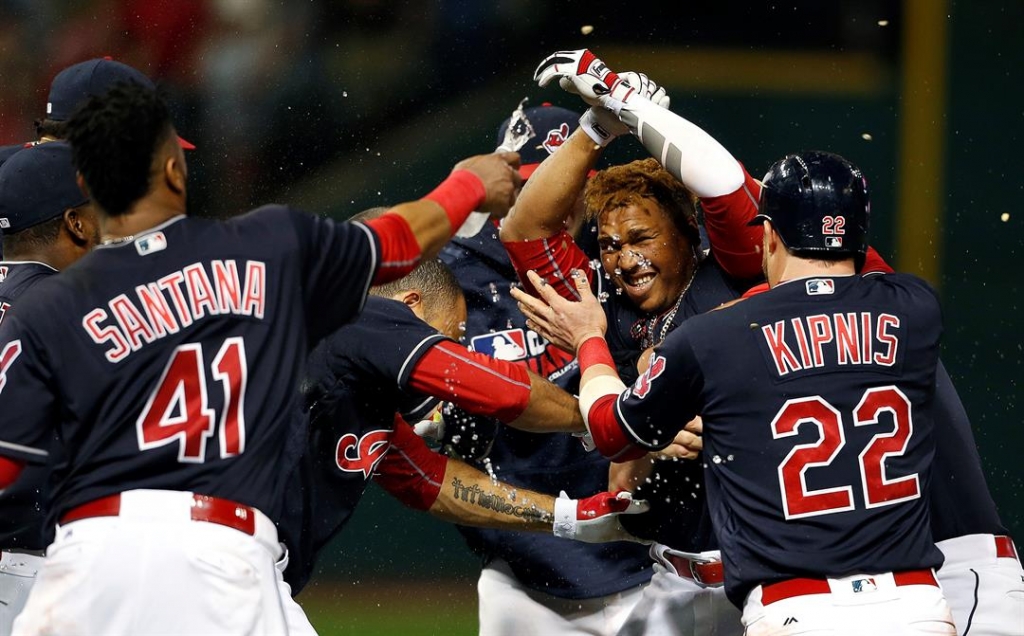 Indians' Carrasco breaks hand in 1-0 win over Tigers