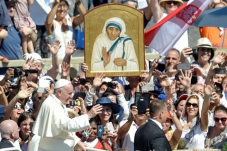 A tapestry depicting Mother Teresa of Calcutta is seen in the facade of Saint Peter's Basilica during a mass celebrated by Pope Francis for her canonisation in Saint Peter's Square at the Vatican