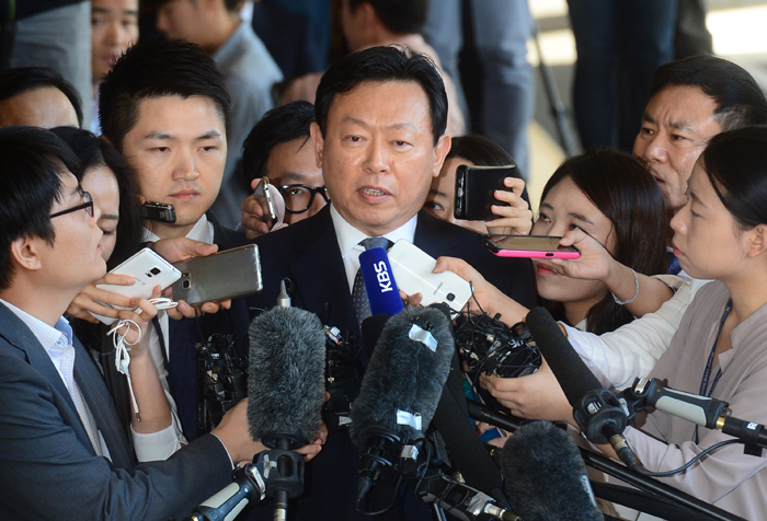 Lotte Group chairman Shin Dong-bin arrives at the Seoul Central District Prosecutors Office on Tuesday