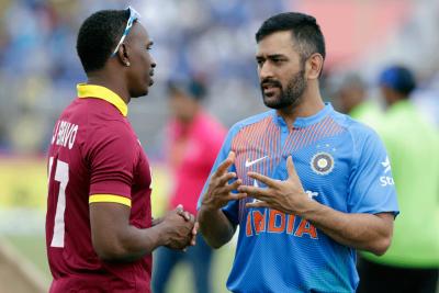 MS Dhoni and Darren Bravo chatting during the rain-break in the 2nd T20I