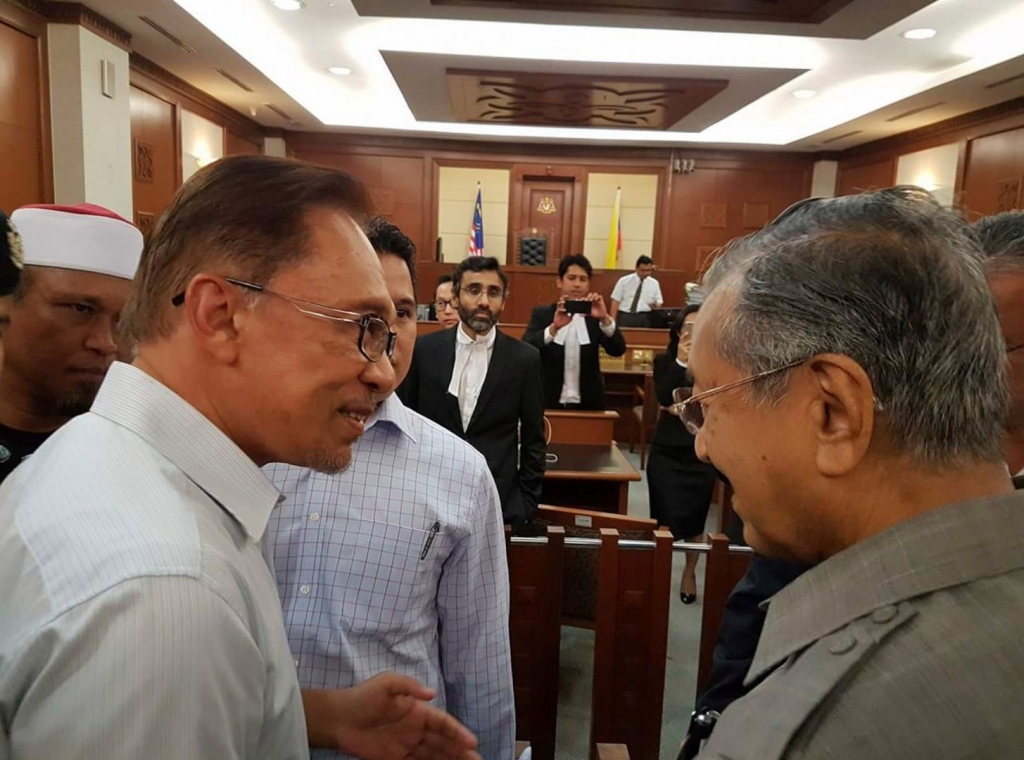 Mahathir showing his desperation by meeting Anwar M’sia minister says