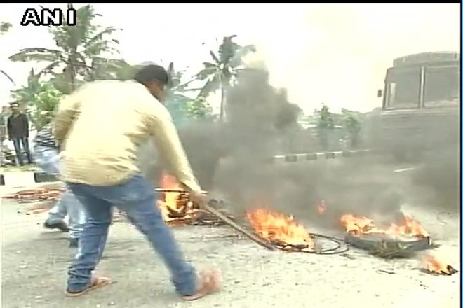 Meanwhile buses travelling between Karnataka Tamil Nadu were stopped and damaged in Tamil Nadu