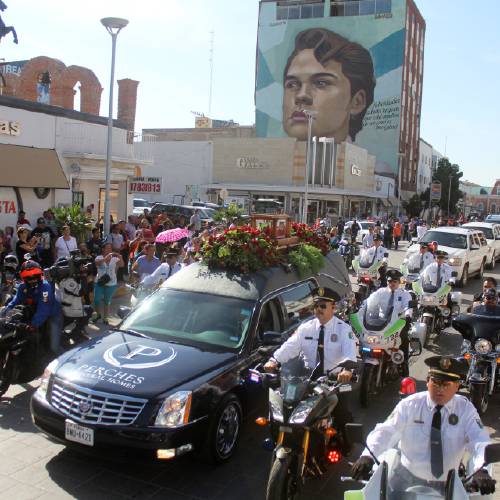 Border fans mourn loss of Mexican superstar Juan Gabriel