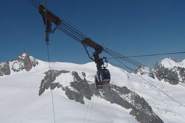 BREAKING: Rescue operation as more than 100 people trapped in French Alps cable car