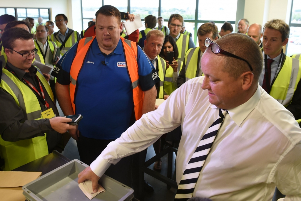 Mike Ashley pulls out huge wads of £50 notes in Sports Direct warehouse