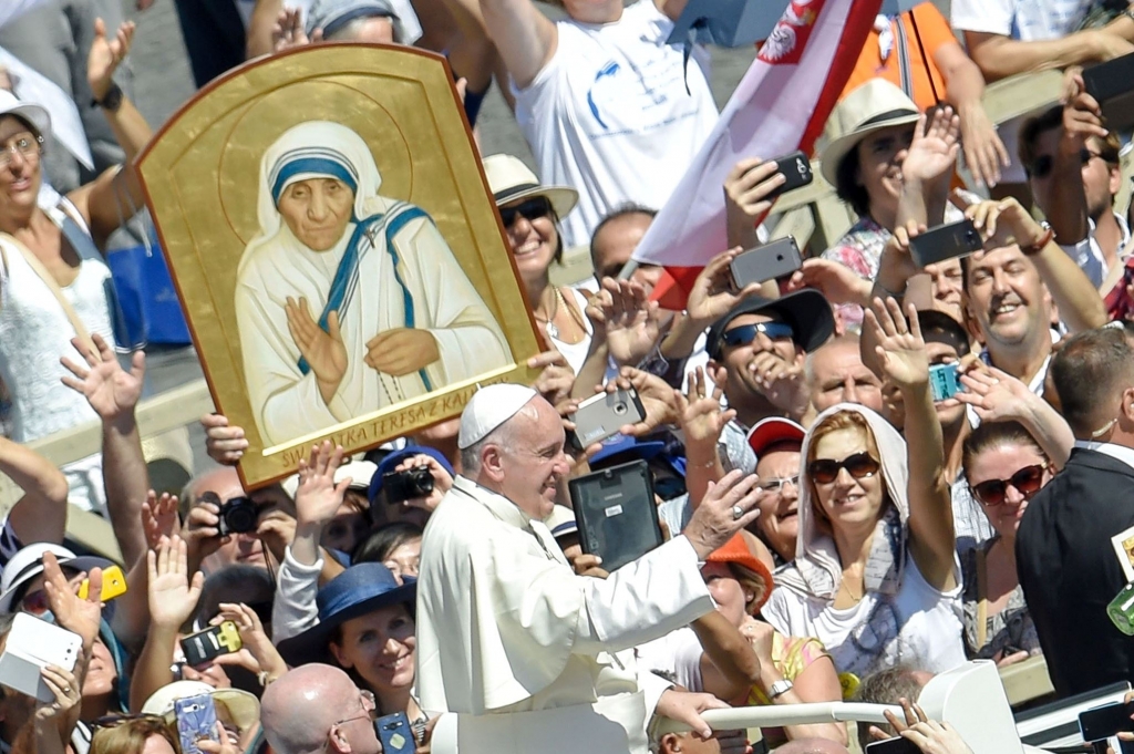 MotherTeresa0905d-5 Pope Francis waves to faithful Sunday as he leaves after a Holy Mass and the canonisation of Mother Teresa of Kolkata on Saint Peter square in the Vatican