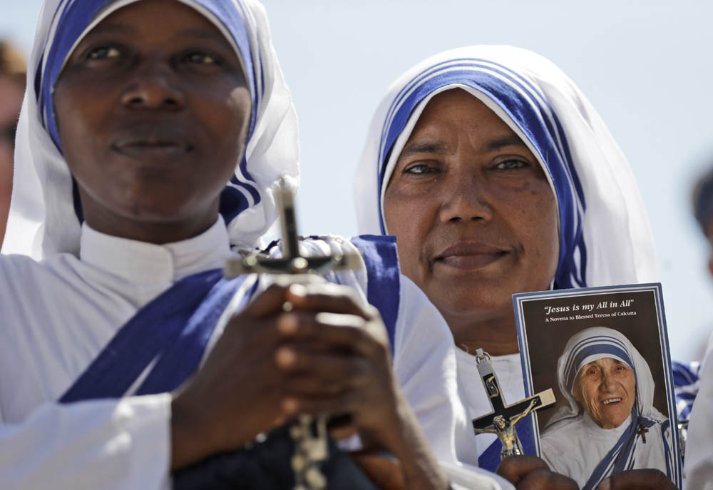 Pope hails volunteers on eve of Mother Teresa sainthood