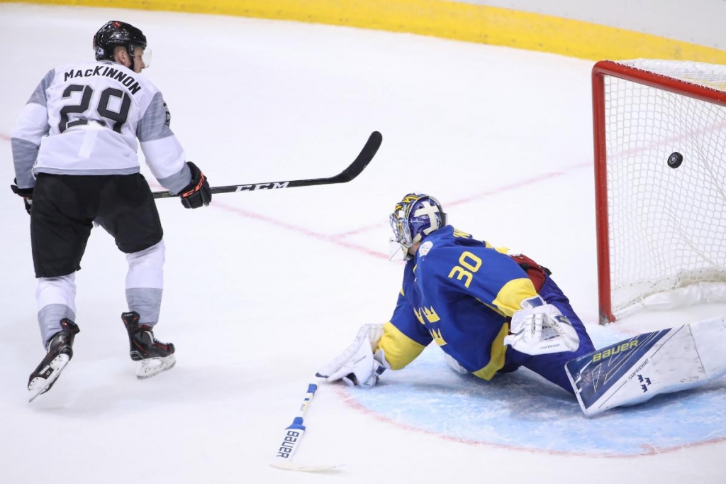 Nathan Mac Kinnon scores the winning goal