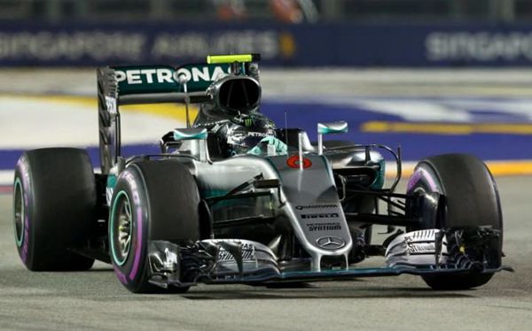 Nico Rosberg held off a charging Daniel Ricciardo to win the Singapore Grand Prix and reclaim the Formula 1 world championship lead