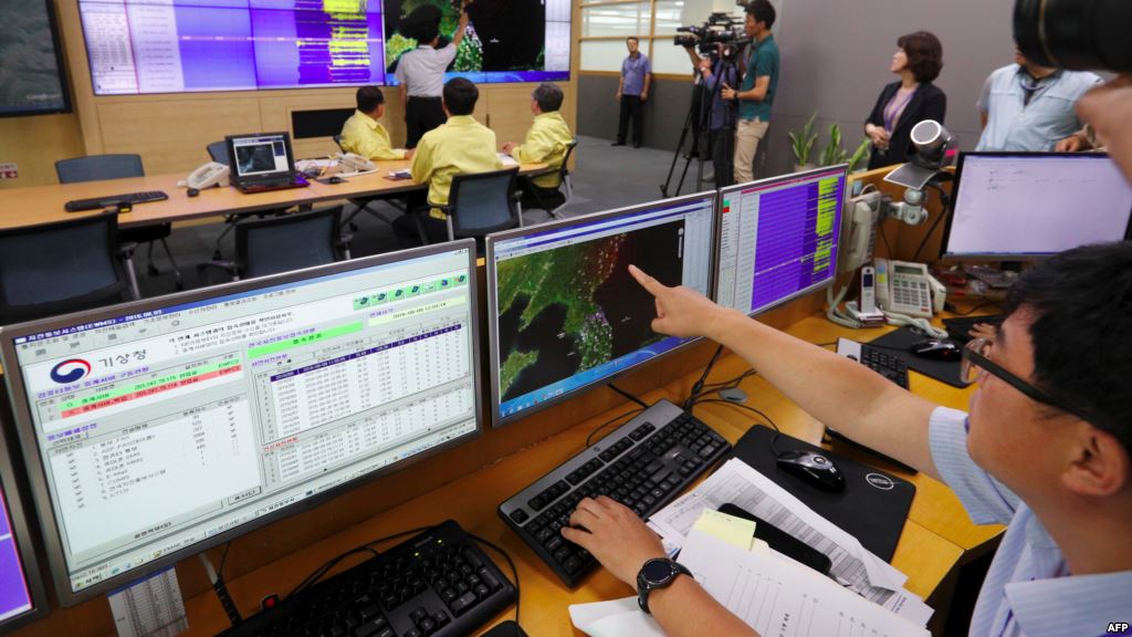 A South Korean official points to a map showing the epicenter seismic waves in North Korea at the Korea Meteorological Administration in Seoul on September 9