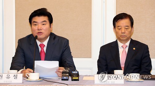 Rep. Won Yoo-chul of the ruling Saenuri Party and Defense Minister Han Min-koo attend a forum on North Korea's nuclear problem at the National Assembly on Sept. 12 2016