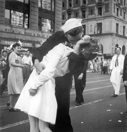 Nurse in iconic World War 2 Times Square 'kiss photo' passes away