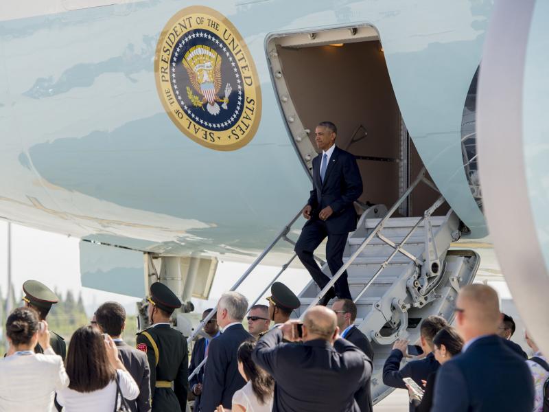 When President Barack Obama disembarked from Air Force One at Hangzhou Xioshan International Airport in China Saturday he did so without using Chinese stairs — because none were provided