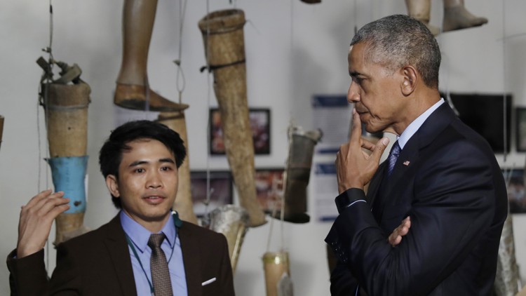 The Latest Obama touring Buddhist temple in Luang Prabang