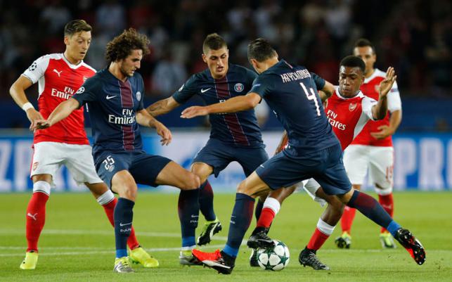 Arsenal`s Alex Iwobi in action with Paris Saint-Germain`s Adrien Rabiot Marco Verratti and Grzegorz Krychowiak