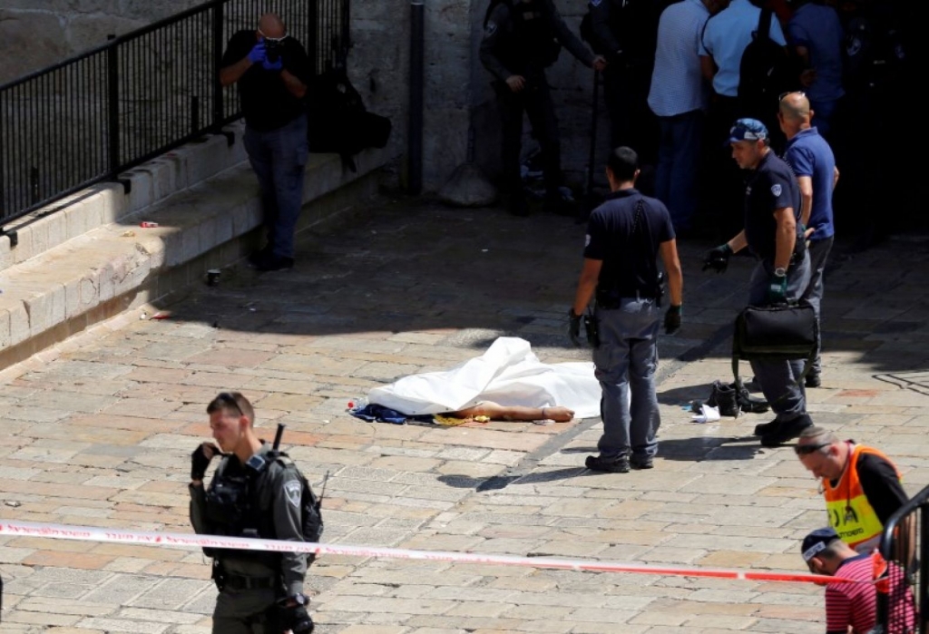 Assailant shot dead trying to stab Israeli police in Jerusalem police