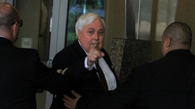 Palmer's bodyguards clash with media again