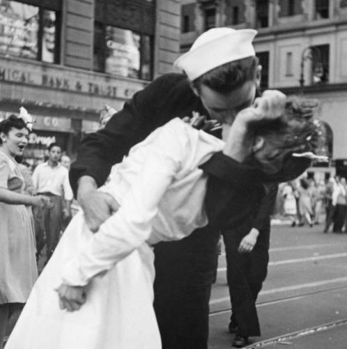 V-J day kiss