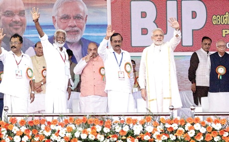 Narendra Modi with BJP leaders at the National Executive meet in Kozhikode