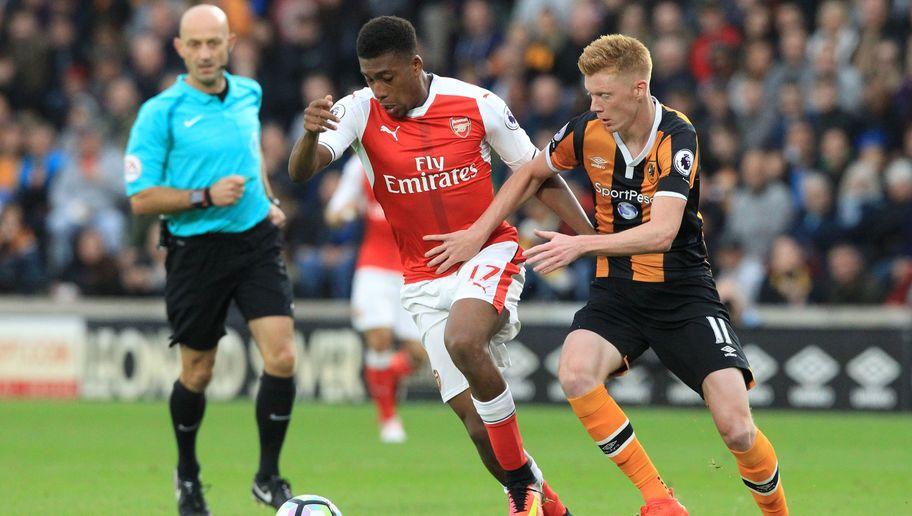 Arsenal's Nigerian striker Alex Iwobi vies with Hull City's English midfielder Sam Clucas during