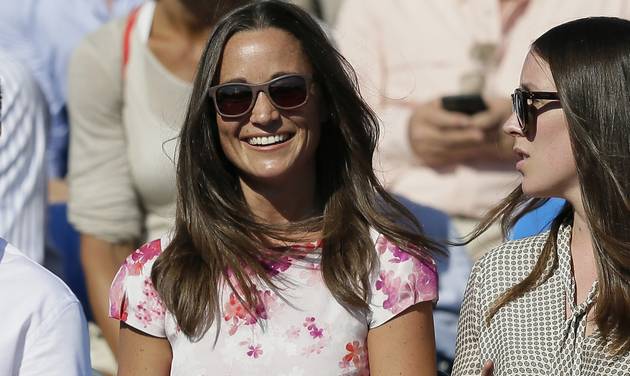 Pippa Middleton left the sister of Kate the Duchess of Cambridge watches the quarterfinal tennis match between Canada's Milos Raonic and France's Gilles Simon on the fifth day of the Queen&#039