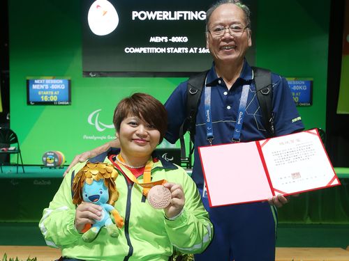 Powerlifter Lin Tzu-hui and coach Chen Ying-te