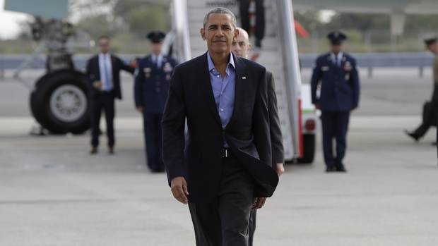 President Barack Obama arrives in New York for a Democratic Party fundraising event