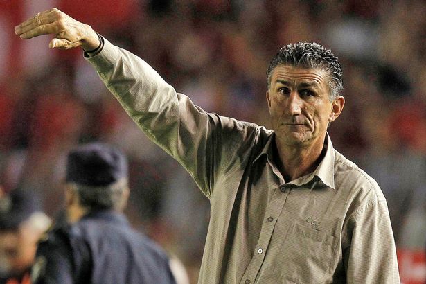 Edgardo Bauza gives instructions to his players