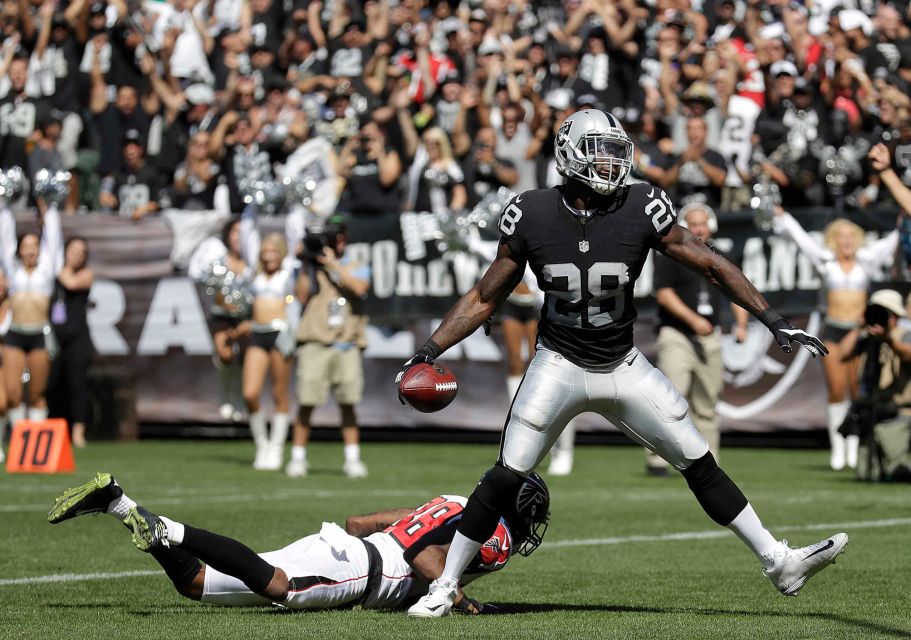 Oakland Raiders running back Latavius Murray celebrates