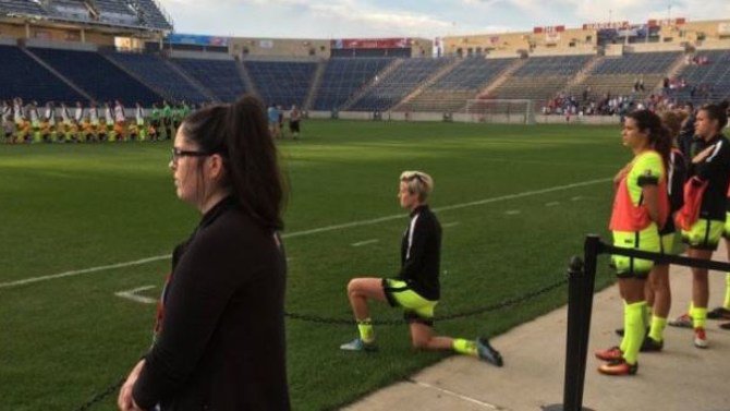 Megan Rapinoe knees during National Anthem