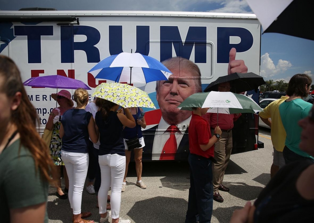 607848272-people-wait-in-line-to-see-republican-presidential