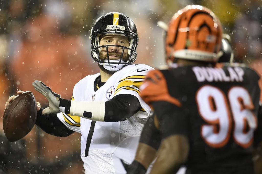 20160109pdSteelersSports12-15 Steelers quarterback Ben Roethlisberger drops back to pass against the Bengals Jan. 9 at Paul Brown Stadium in Cincinnati